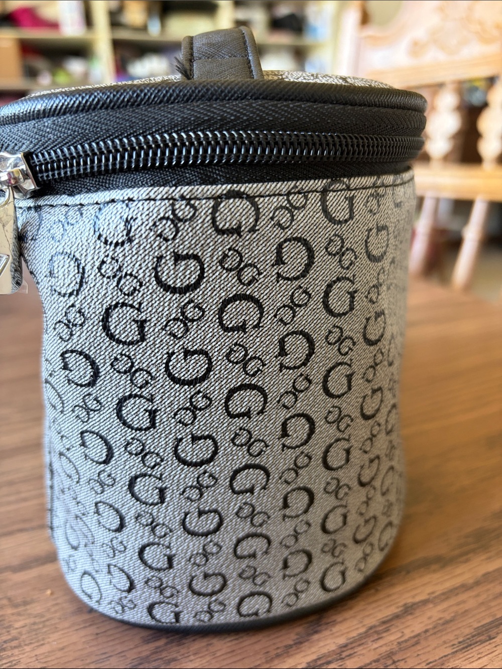 Guess Monogrammed Grey Cosmetics Handbag with Handle, 8x6 - Picture 4 of 7